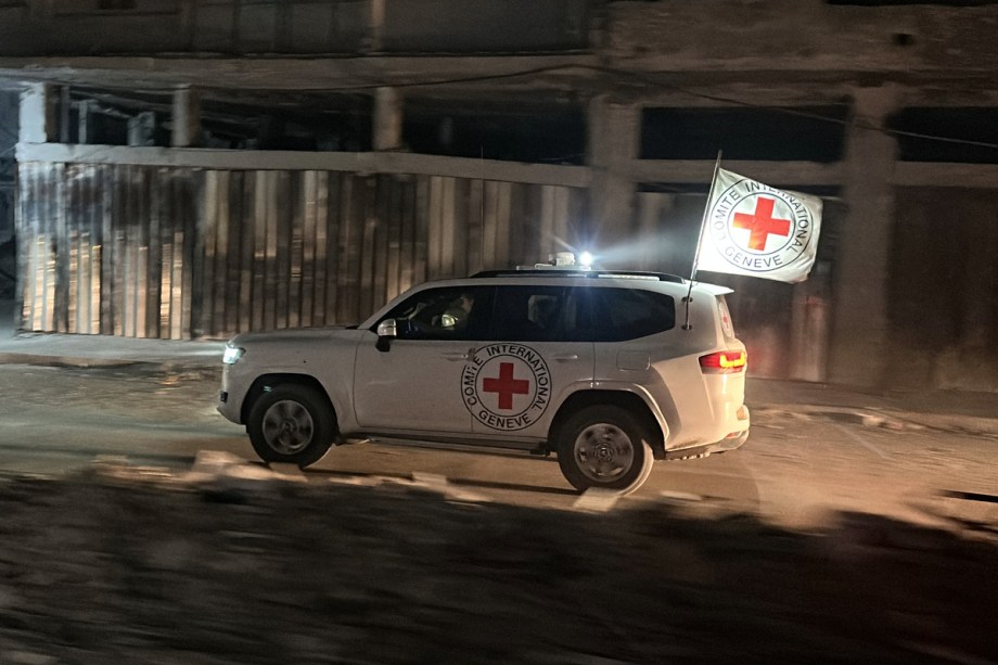 حماس تسلم رفات رهينة إسرائيلي آخر بموجب اتفاق وقف إطلاق النار