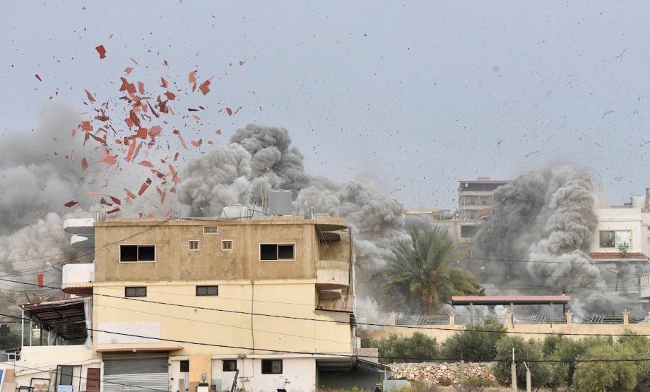 غارة إسرائيلية تضرب شاحنة وطائرات بدون طيار تحلق فوق جنوب لبنان رغم وقف إطلاق النار