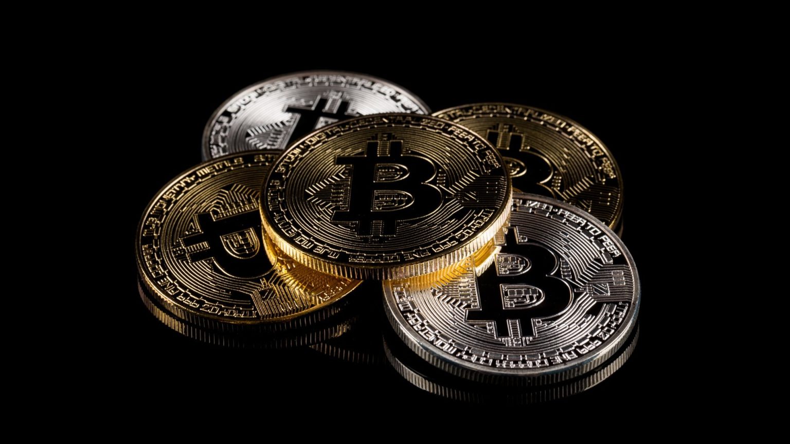 بيتكوين تنخفض إلى دون 95,000 دولار – السوق تحت الضغط مع تراجع ثقة المستثمرين