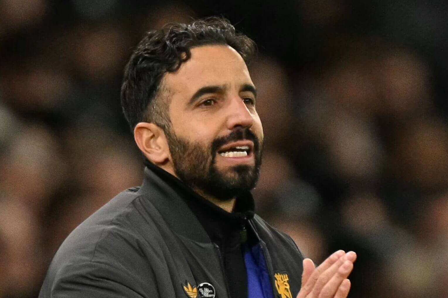 روبن أموريم، المدير الفني لمانشستر يونايتد، خلال مباراة فريقه أمام برايتون آند هوف ألبيون.