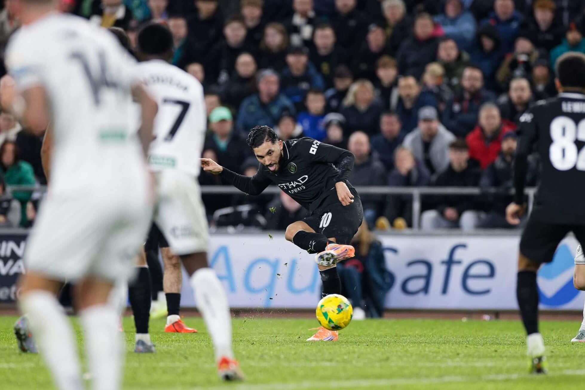 ريان شرقي يلعب تمريرة حاسمة ضد سوانزي سيتي