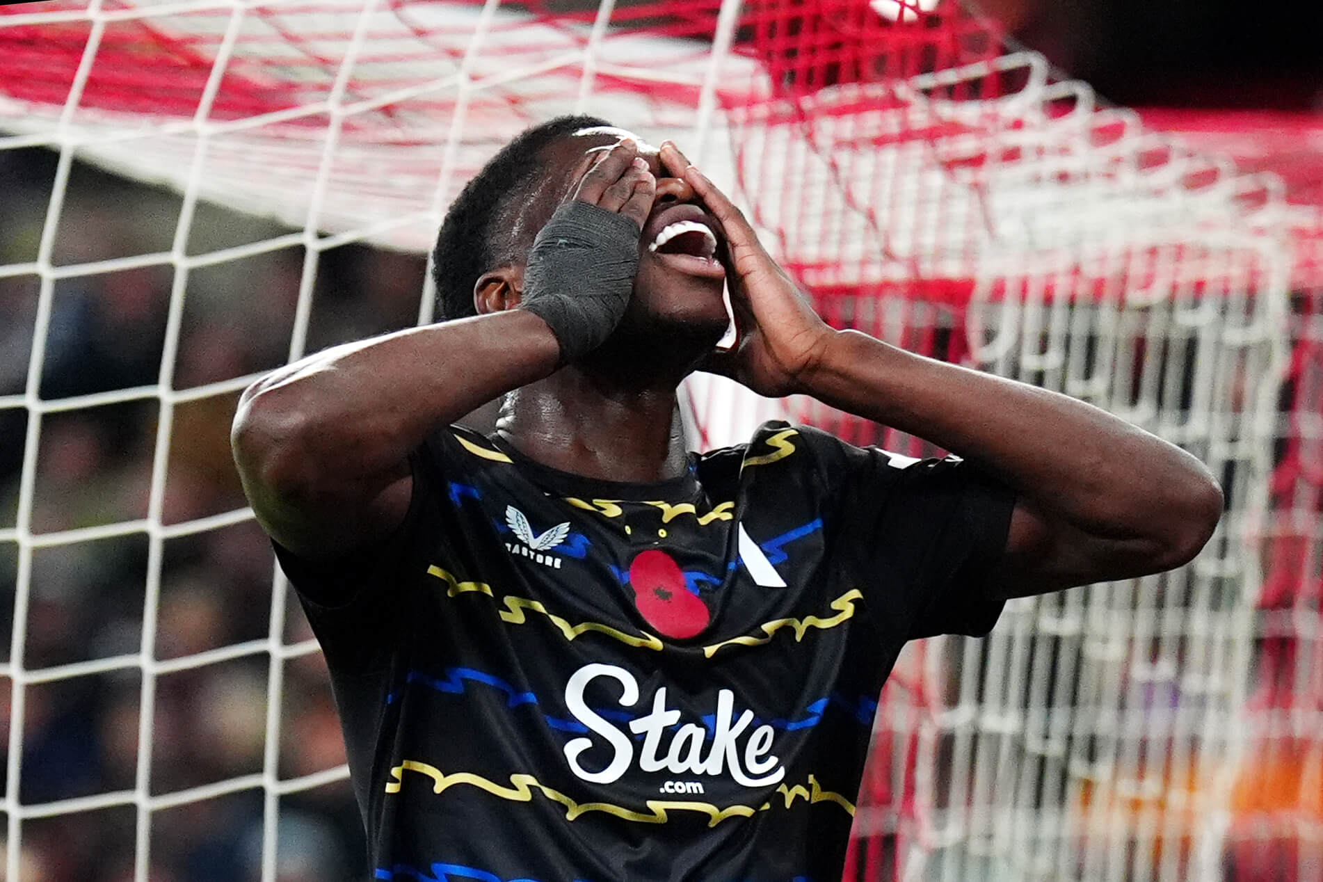 يغطي تييرنو باري لاعب إيفرتون وجهه بيديه بعد أن أهدر فرصته الواضحة