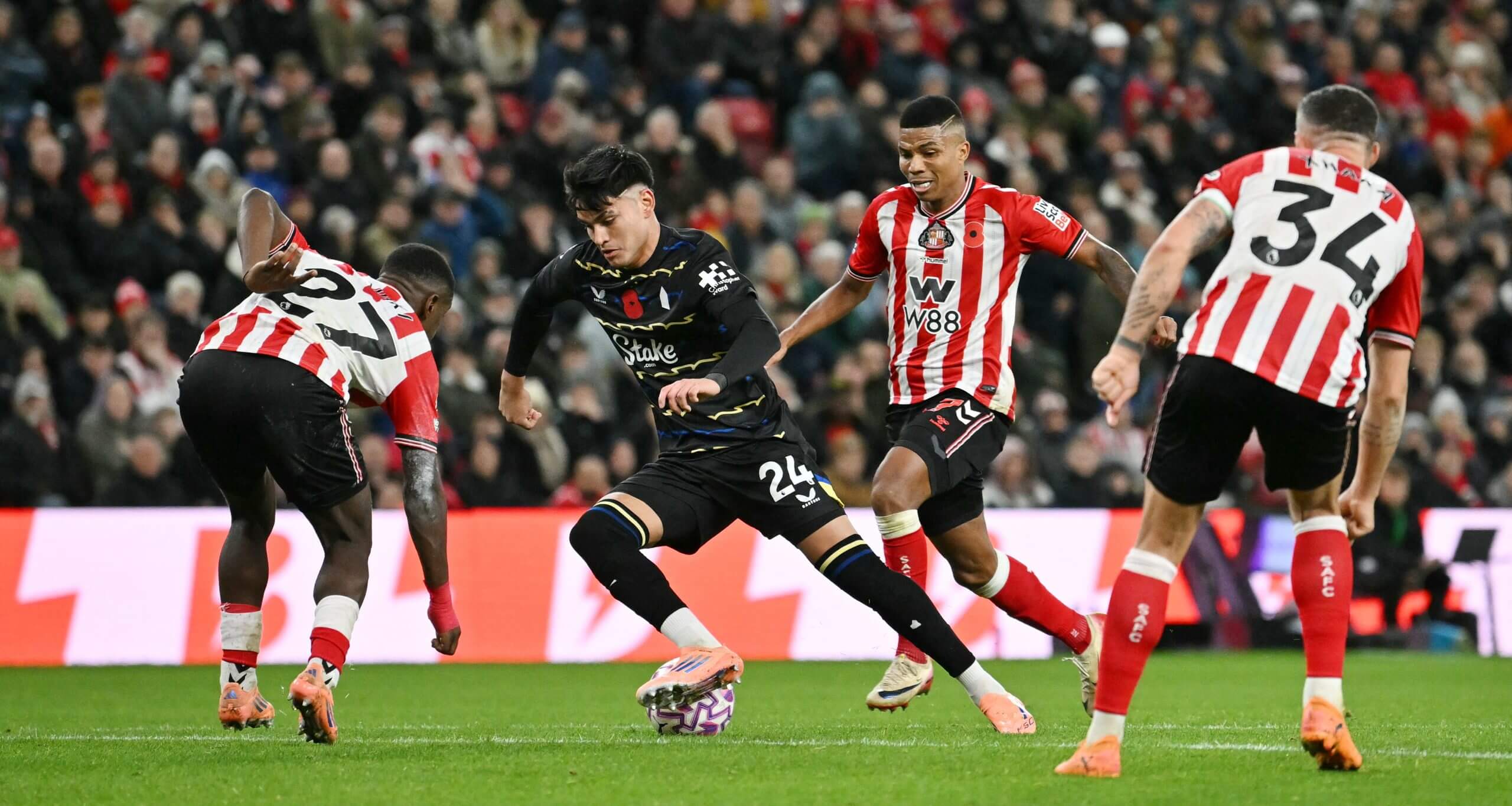 يقبل تشارلي الكاراز الاستحواذ ويجد نفسه محاطًا بلاعبي سندرلاند