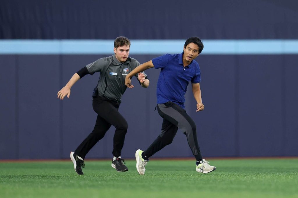 يقفز المتفرج في ملعب مركز روجرز، ويعطل اللعب في المباراة السادسة من بطولة العالم