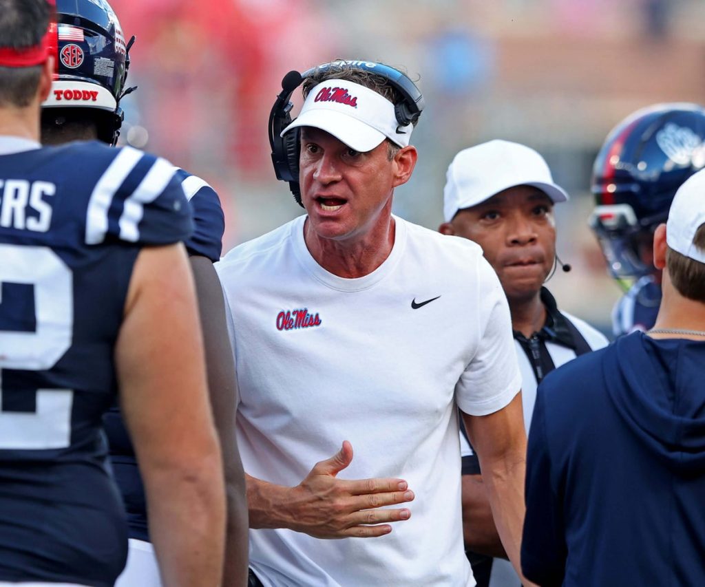 يساعد Lane Kiffin، برنامج “GameDay” على قناة ESPN، زوجين على الاحتفال بأيامهما السعيدة