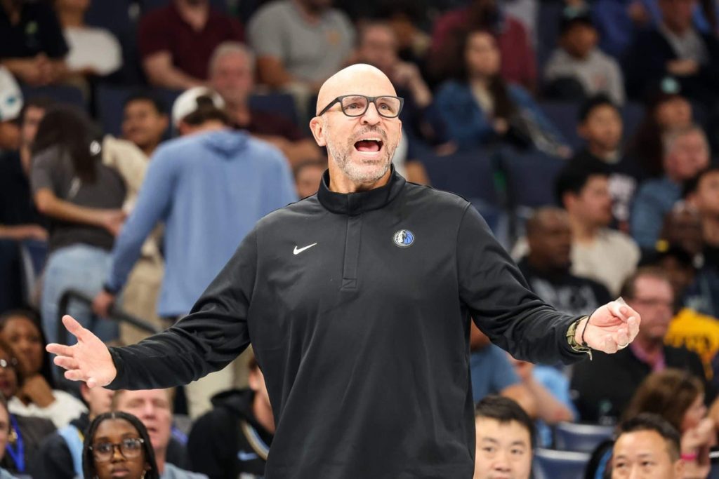 تستمر بداية مافريكس الكارثية للموسم بخسارة الطريق أمام جريزليز