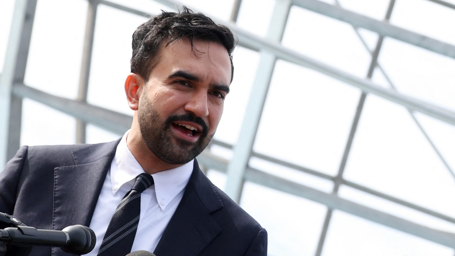 ينهمر المديح والنقد اللاذع بعد فوز زهران ممداني التاريخي بمنصب عمدة مدينة نيويورك