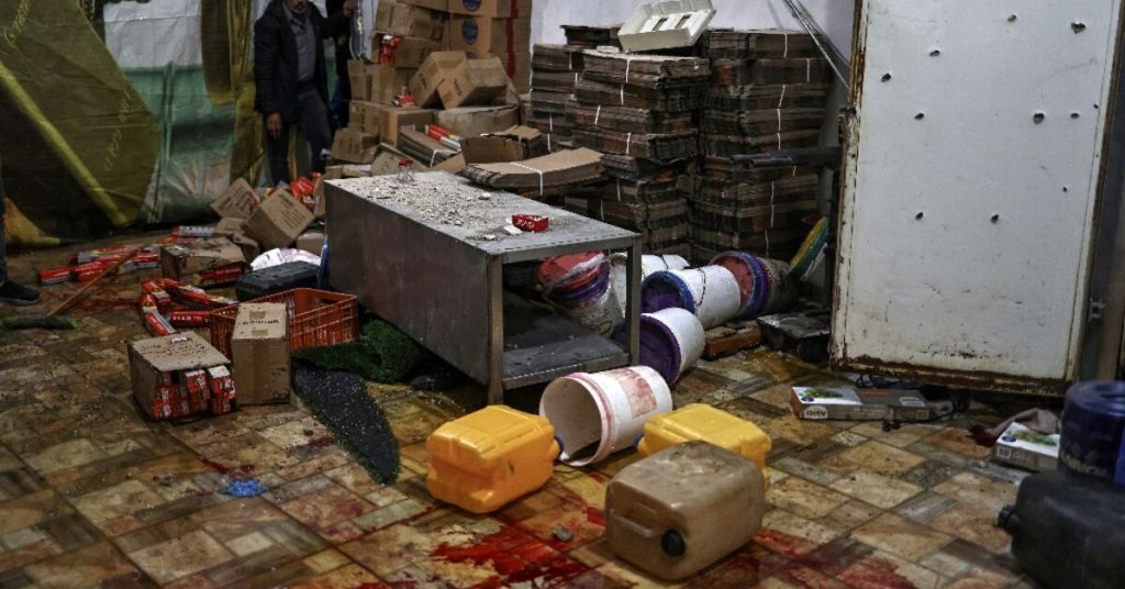 قوات إسرائيلية تقتل فلسطينيين اثنين ظاهريًا أثناء الاستسلام في الضفة الغربية.