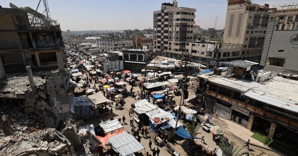 عملية إصلاح الأوراق النقدية المتضررة في غزة مستمرة.