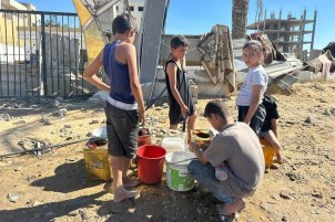 photo_2025-11-01_10-30-42 في مواجهة الدمار، كان عملهم الأول هو المثابرة العميقة: تأمين المياه اللازمة للحياة. (محمد أسد/ميدل إيست مونيتور)