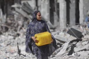 photo_2025-11-01_10-30-44 في مواجهة الدمار، كان عملهم الأول هو المثابرة العميقة: تأمين المياه اللازمة للحياة. (محمد أسد/ميدل إيست مونيتور)