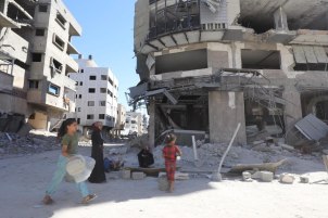 photo_2025-11-01_10-30-46 في مواجهة الدمار، كان عملهم الأول هو المثابرة العميقة: تأمين المياه اللازمة للحياة. (محمد أسد/ميدل إيست مونيتور)