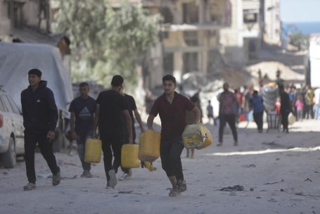 photo_2025-11-01_10-30-48 في مواجهة الدمار، كان عملهم الأول هو المثابرة العميقة: تأمين المياه اللازمة للحياة. (محمد أسد/ميدل إيست مونيتور)