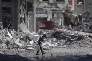 photo_2025-11-01_10-30-52 في مواجهة الدمار، كان عملهم الأول هو المثابرة العميقة: تأمين المياه اللازمة للحياة. (محمد أسد/ميدل إيست مونيتور)