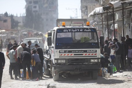 photo_2025-11-01_10-30-54 في مواجهة الدمار، كان عملهم الأول هو المثابرة العميقة: تأمين المياه اللازمة للحياة. (محمد أسد/ميدل إيست مونيتور)