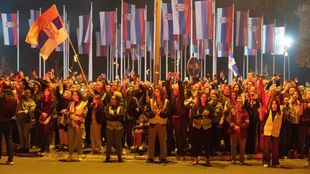 شباب صربيا يقودون الآلاف في مسيرة في عطلة نهاية الأسبوع بمناسبة انهيار المظلة العام الماضي، بالصور