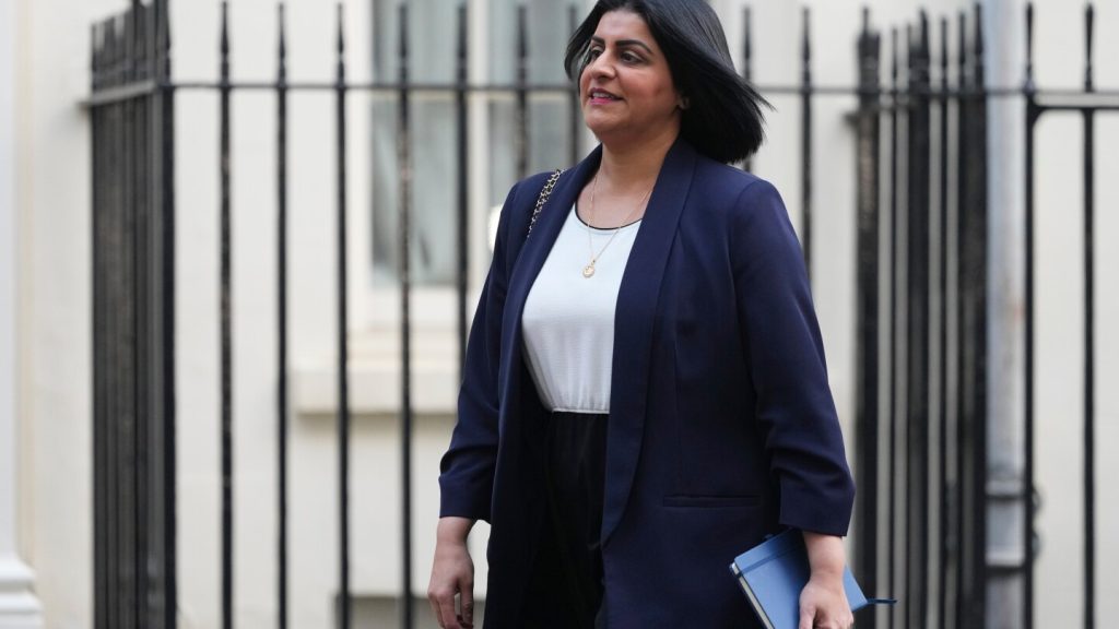 ترحب حكومة المملكة المتحدة بالانخفاض الحاد في صافي الهجرة لكنها تقول إنه يتعين بذل المزيد من الجهود