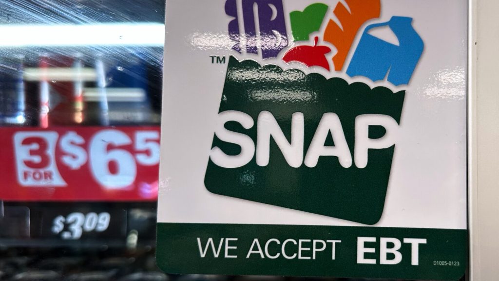 إدارة ترامب تطالب الولايات بـ “التراجع” عن مدفوعات SNAP الكاملة بينما تحذر الولايات من “التأثير الكارثي”