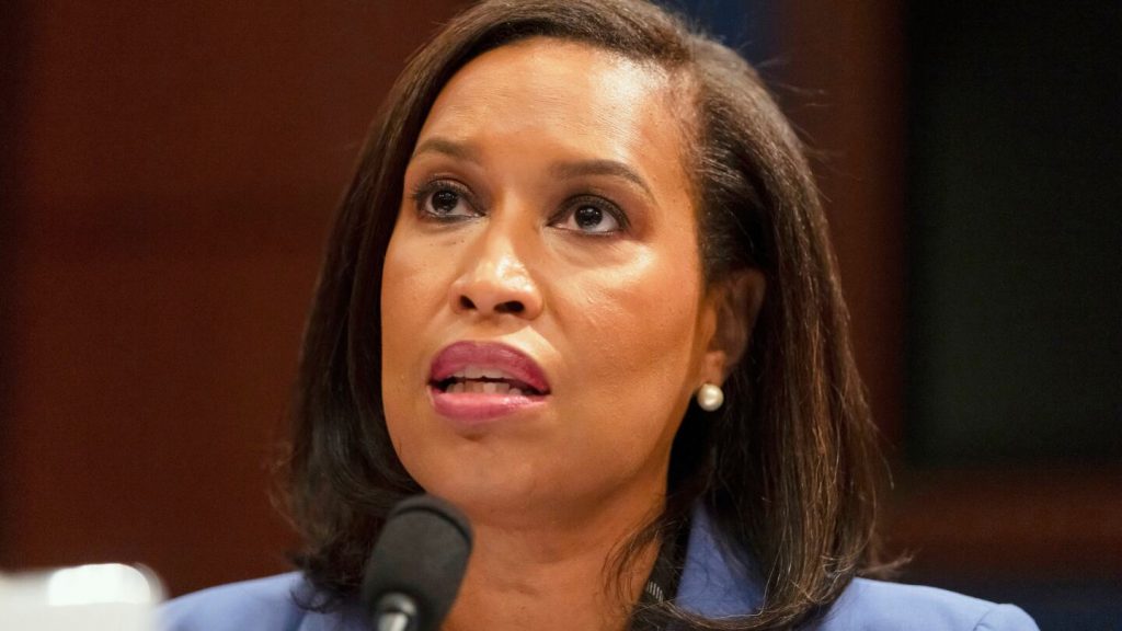 يقول المسؤولون إن عمدة العاصمة باوزر ليس هدفًا لتحقيقات وزارة العدل