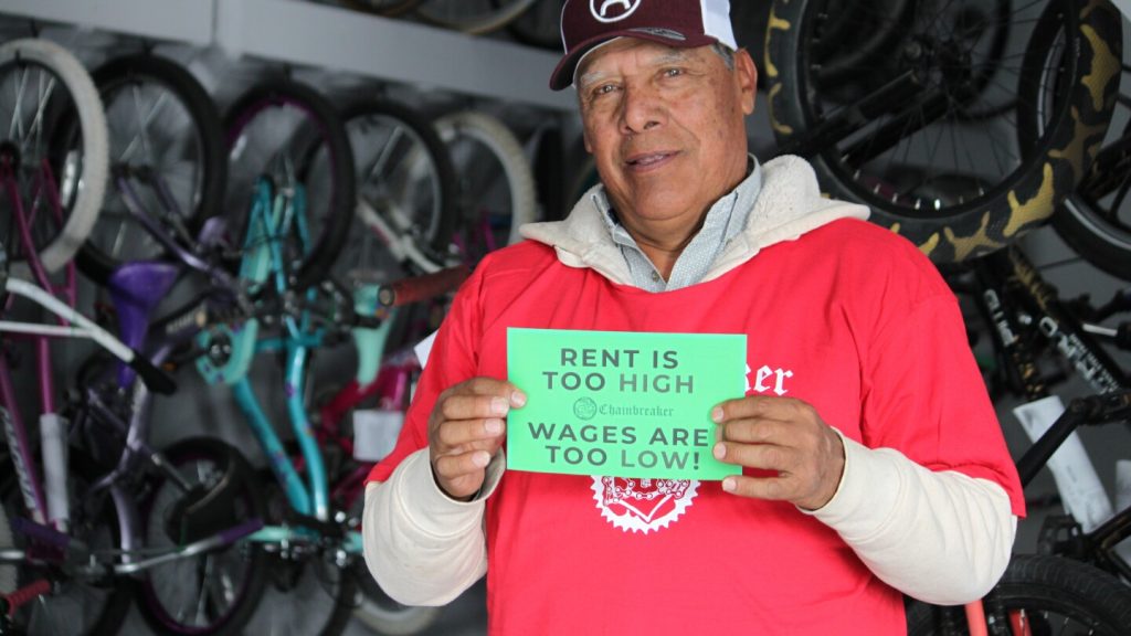 تتعامل سانتا في مع أسعار الإيجار من خلال نهج الحد الأدنى للأجور الأول في الولايات المتحدة