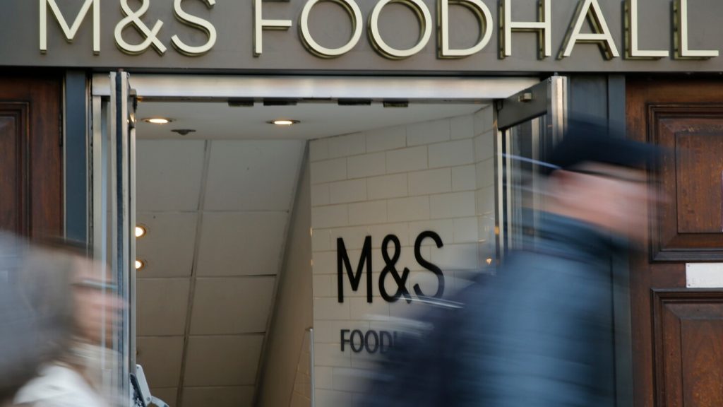 هجوم إلكتروني على شركة Marks & Spencer يخفض أرباحها بأكثر من النصف