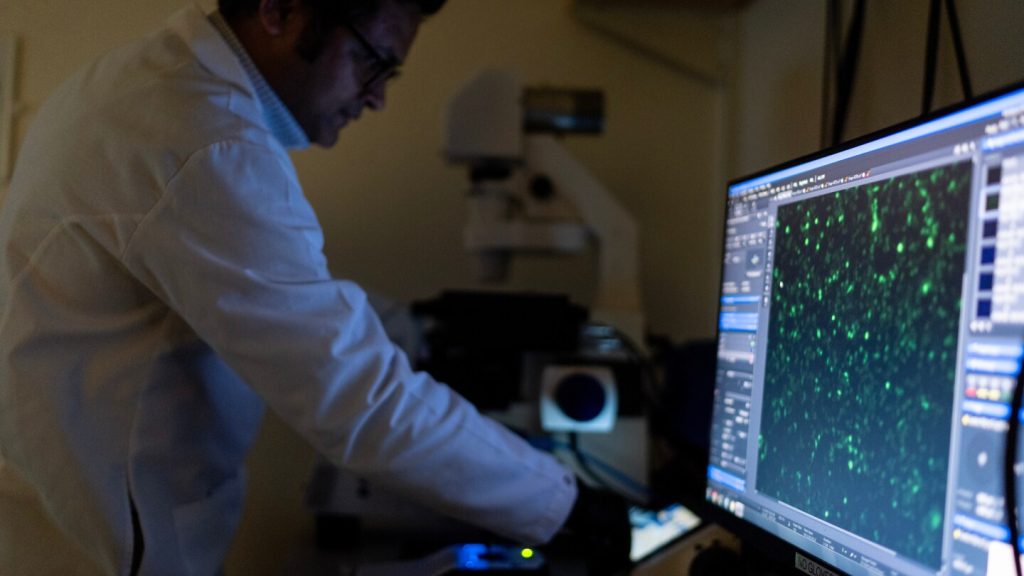 هناك أكثر من 100 مرض من أمراض المناعة الذاتية، وأغلبها تصيب النساء. إليك ما يجب معرفته