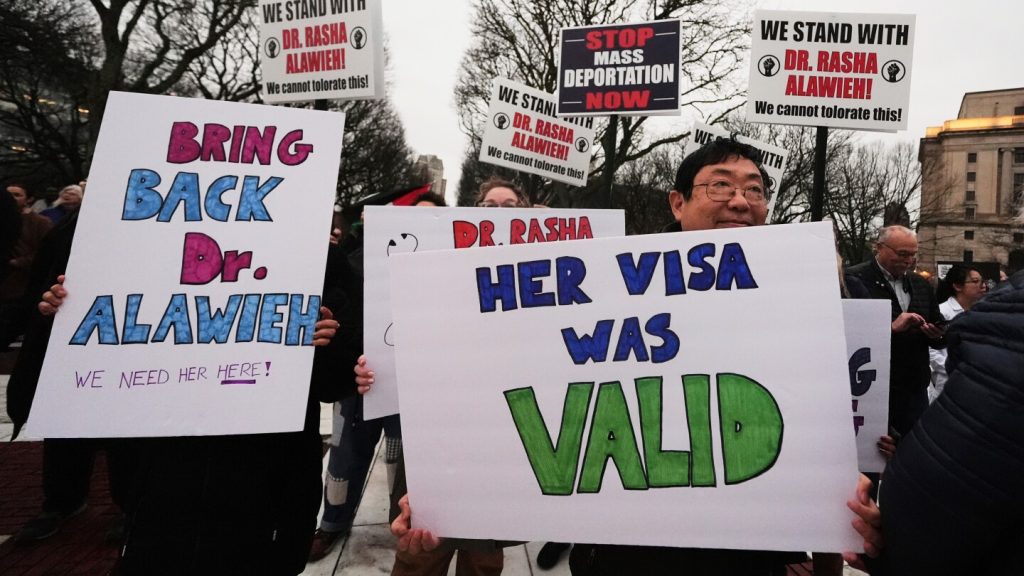 القاضي يرفض الدعوى القضائية بشأن ترحيل طبيب براون للطب