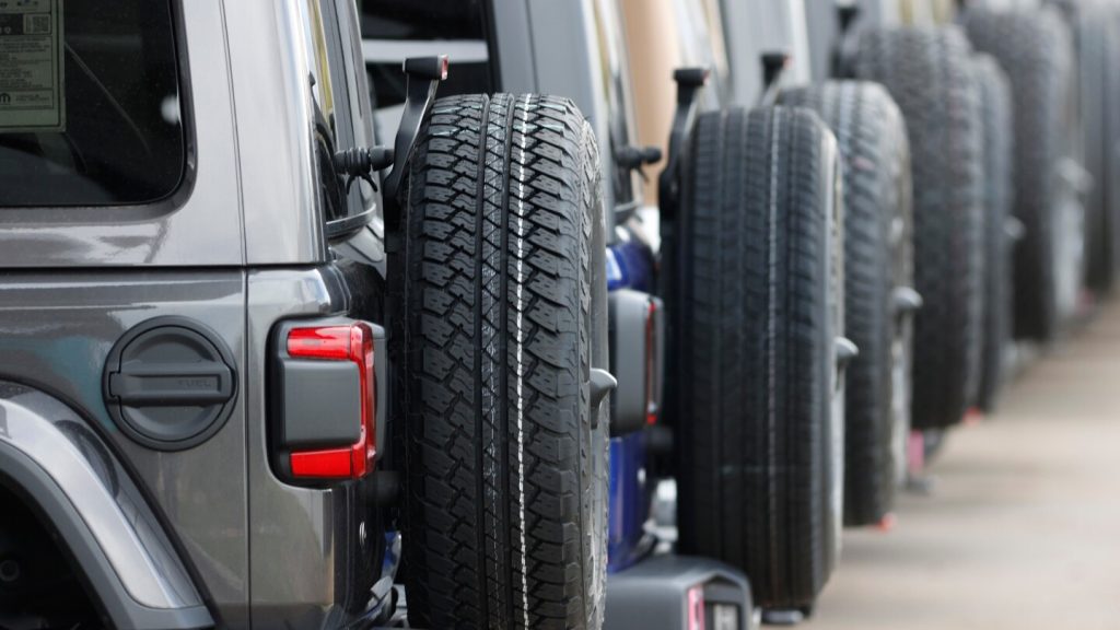 كرايسلر تستدعي 320 ألف سيارة جيب هجينة بسبب عيب في البطارية قد يؤدي إلى اشتعال النيران