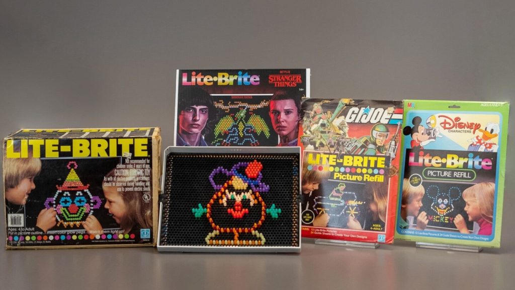 وفاة مخترع الألعاب بيرت ماير، الذي حلم بروبوتات Lite-Brite وRock 'Em Sock'Em، عن عمر يناهز 99 عامًا