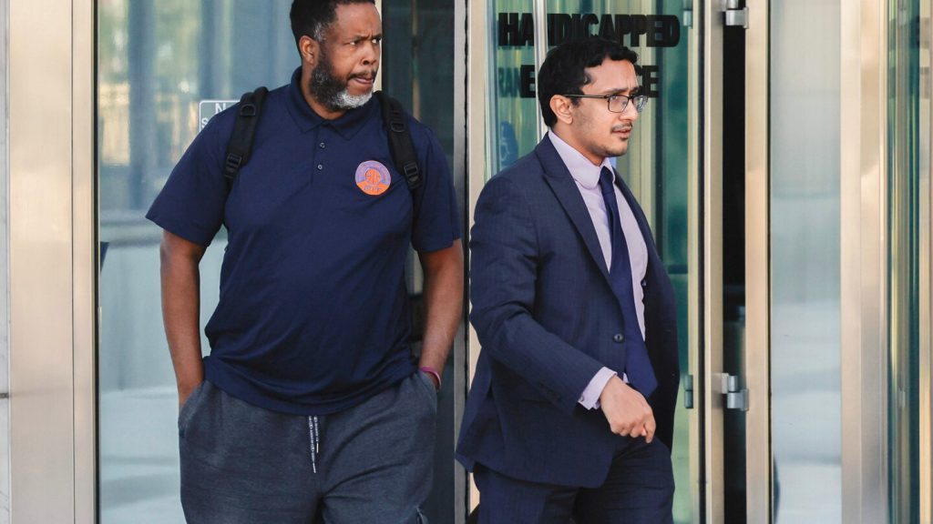 يدفع لاعب الدوري الاميركي للمحترفين السابق دامون جونز بأنه غير مذنب في بيع أسرار الإصابة، والاستفادة من لعبة البوكر المزورة