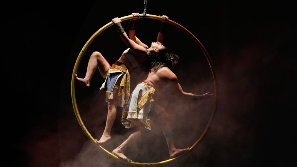 تجد أسطورة المايا القديمة حياة جديدة في أداء فرقة سيرك مكسيكية