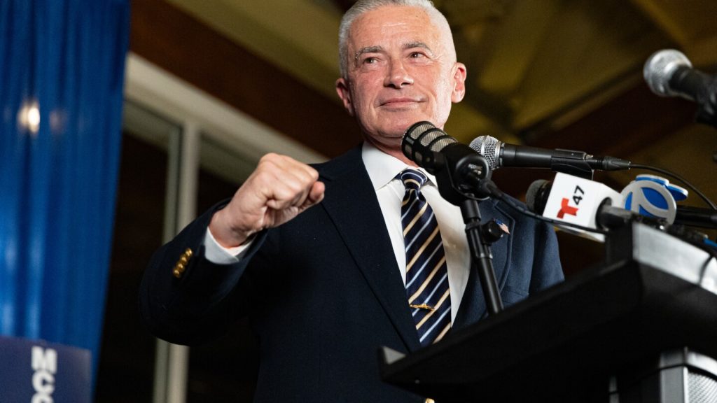 الحاكم السابق جيم ماكغريفي وجيمس سولومون يتقدمان إلى جولة الإعادة في السباق على منصب عمدة مدينة جيرسي