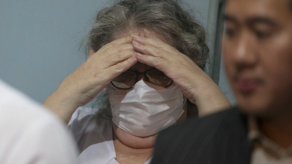 تعيد إندونيسيا إلى وطنها بريطانيين مريضين يقضيان عقوبة السجن بتهم تتعلق بالمخدرات