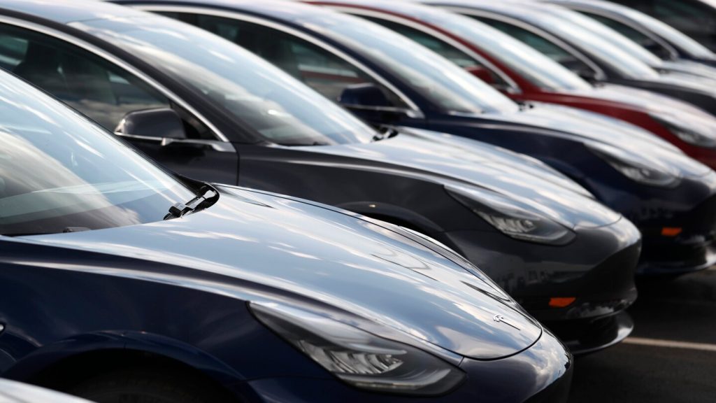 دعوى قضائية تلقي باللوم على عيوب تصميم تسلا في الحادث الذي أدى إلى مقتل امرأة في ولاية واشنطن وإصابة زوجها