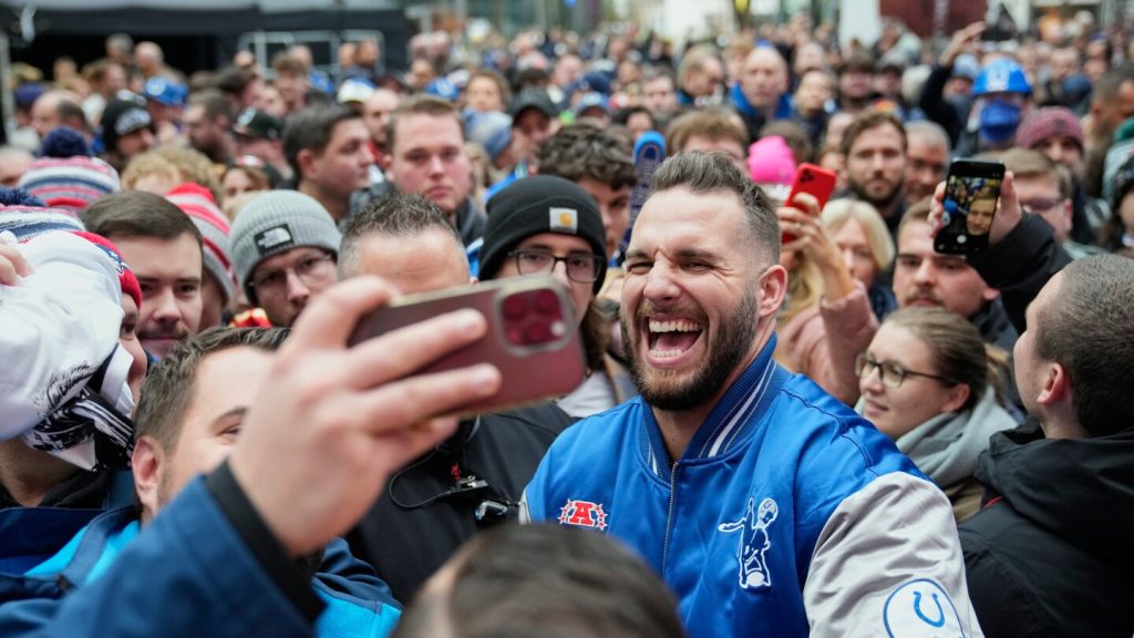 بيورن فيرنر هو “الألماني بات مكافي” الذي جلب دوري كرة القدم الأمريكية وكولتس وبرومانيا إلى الجماهير