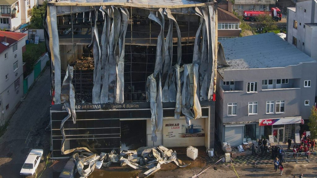 حريق في مستودع للعطور شمال غربي تركيا يودي بحياة 6 أشخاص