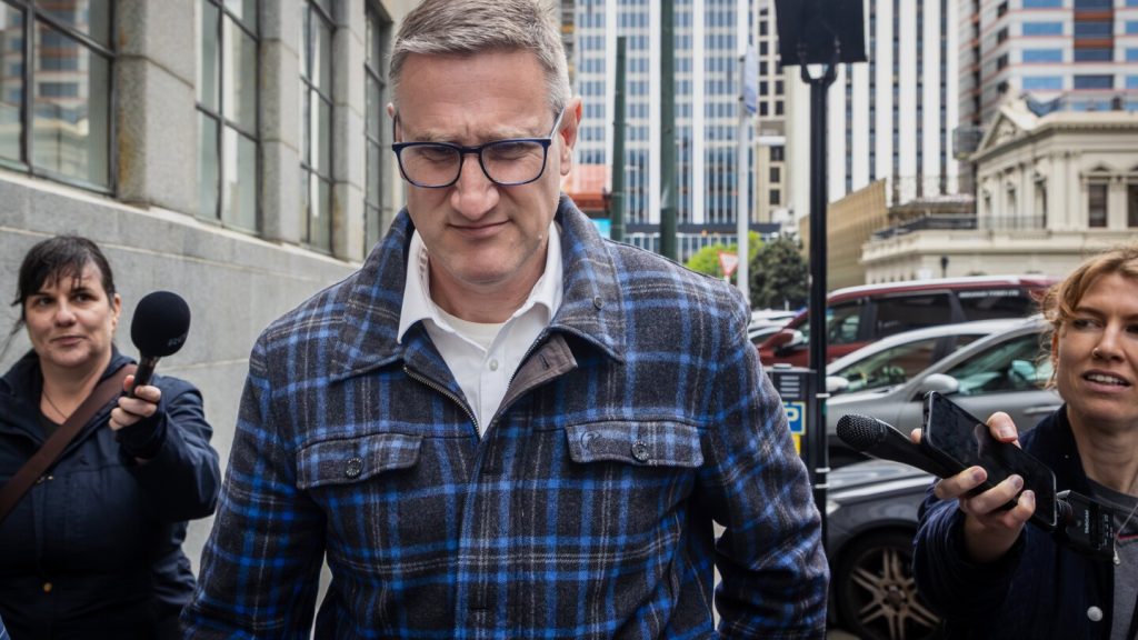 اعترف مسؤول كبير سابق في الشرطة النيوزلندية بأنه مذنب في مشاهدة مواد الاعتداء الجنسي على الأطفال في العمل