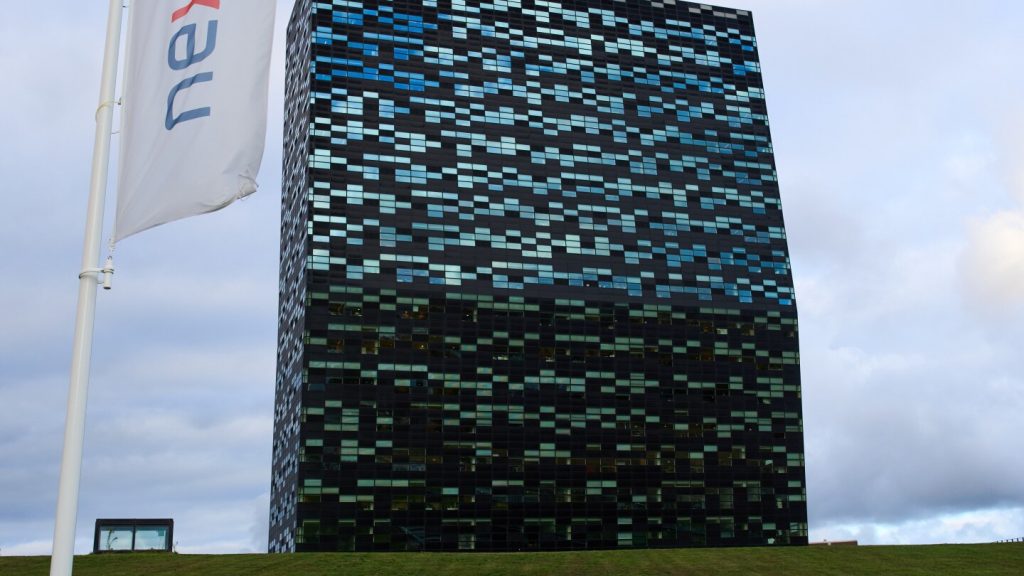 أدت الأزمة في شركة تصنيع الرقائق Nexperia إلى دفع شركات صناعة السيارات إلى التدافع. إليك ما يجب معرفته