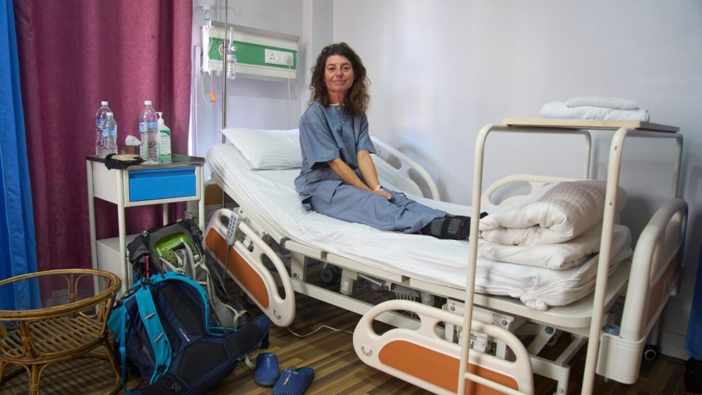 رجال الإنقاذ في نيبال يبحثون عن جثث المتسلقين في انهيار جليدي