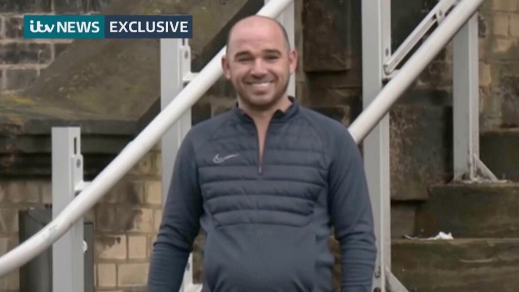 سجين بريطاني تم إطلاق سراحه عن طريق الخطأ يسلم نفسه بينما يستمر البحث عن المدان الثاني المفرج عنه