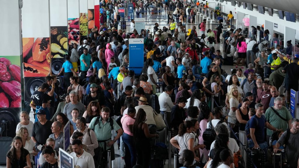 تكافح جهود الإغاثة من أجل تقديم الإغاثة إلى أجزاء من جامايكا المنكوبة بالإعصار