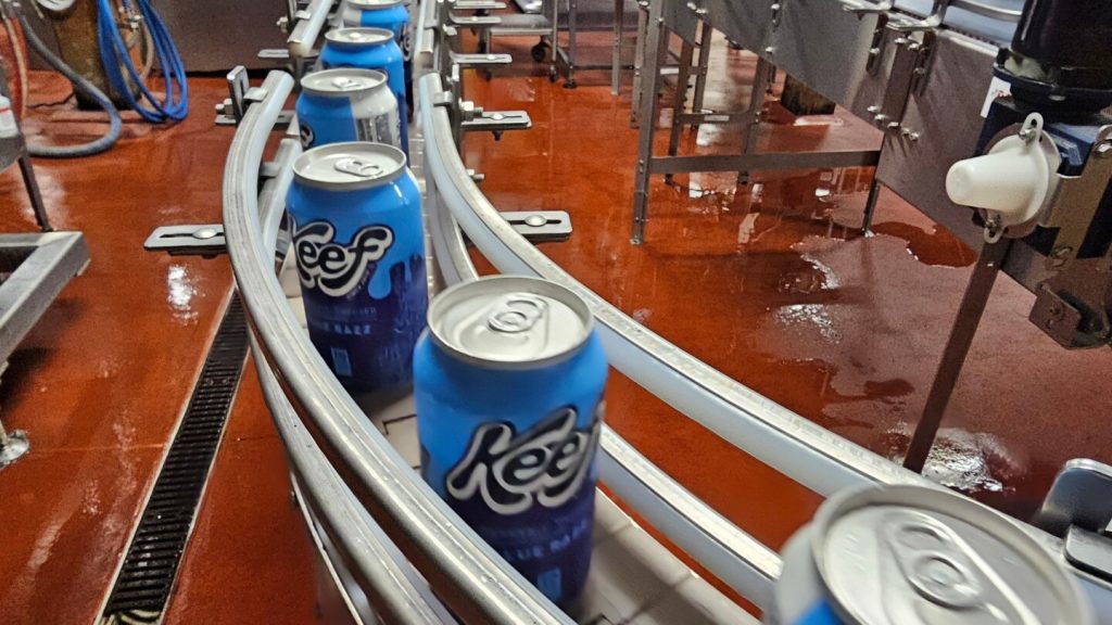 ماذا يعني الحظر الفيدرالي على المشروبات والوجبات الخفيفة التي تحتوي على مادة رباعي هيدروكانابينول (THC) بالنسبة لصناعة القنب