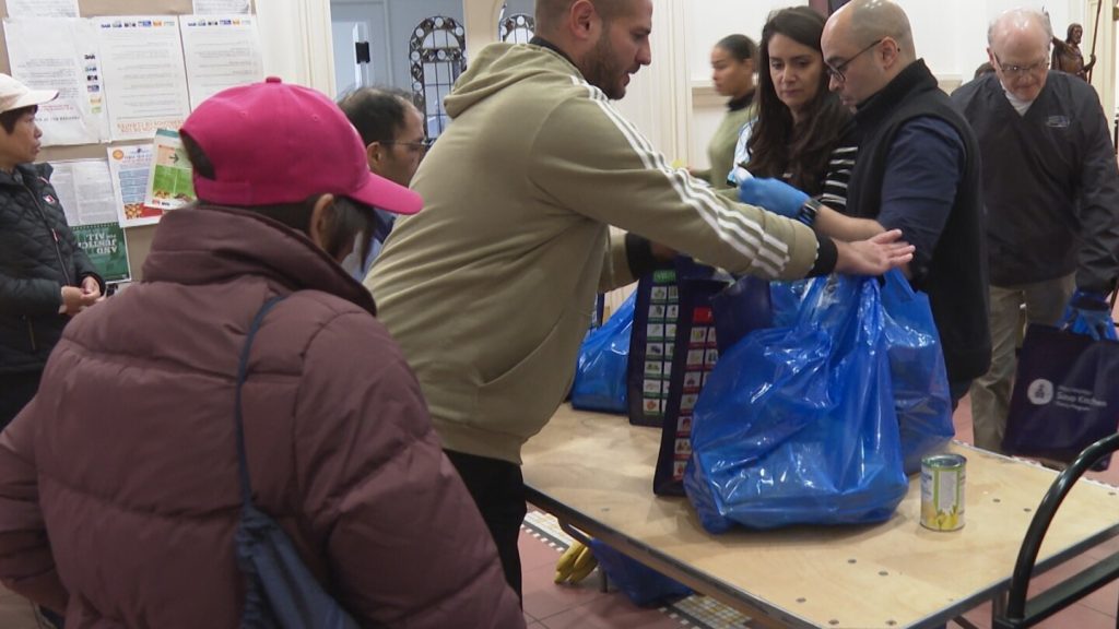 إن نهاية المساعدات الغذائية الفيدرالية يمكن أن تضرب الأمريكيين السود بشدة