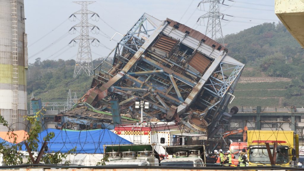 أدى انهيار محطة كهرباء متقاعدة في كوريا الجنوبية إلى مقتل 3 أشخاص على الأقل، ويفترض أن اثنين آخرين قد لقوا حتفهم