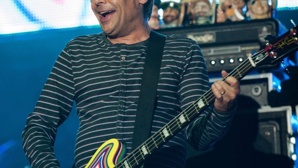 توفي غاري مونفيلد، عازف الجيتار السابق في فرقة Stone Roses، عن عمر يناهز 63 عاماً