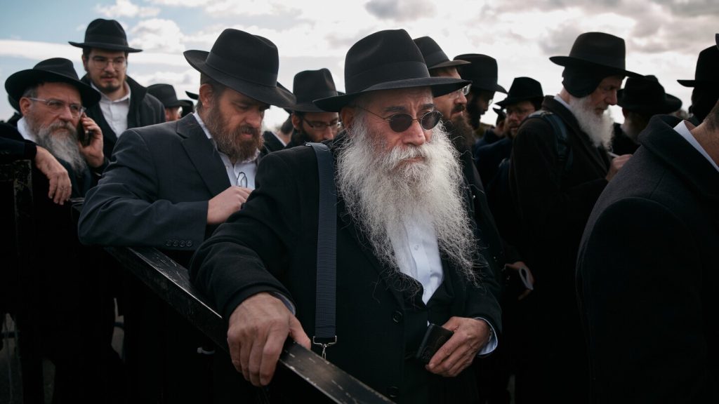صور لحاخامات يهود حسيديين يصلون في مثوى “الريبي” في نيويورك