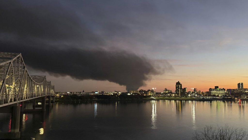 ماذا تعرف عن حادث تحطم طائرة UPS المميت في لويزفيل، كنتاكي