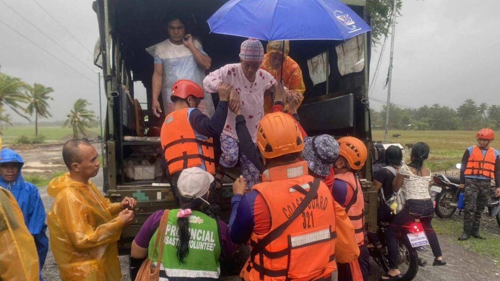 ضرب إعصار فونج وونج الفائق الفلبين، مما أسفر عن مقتل شخصين وتشريد مليون شخص