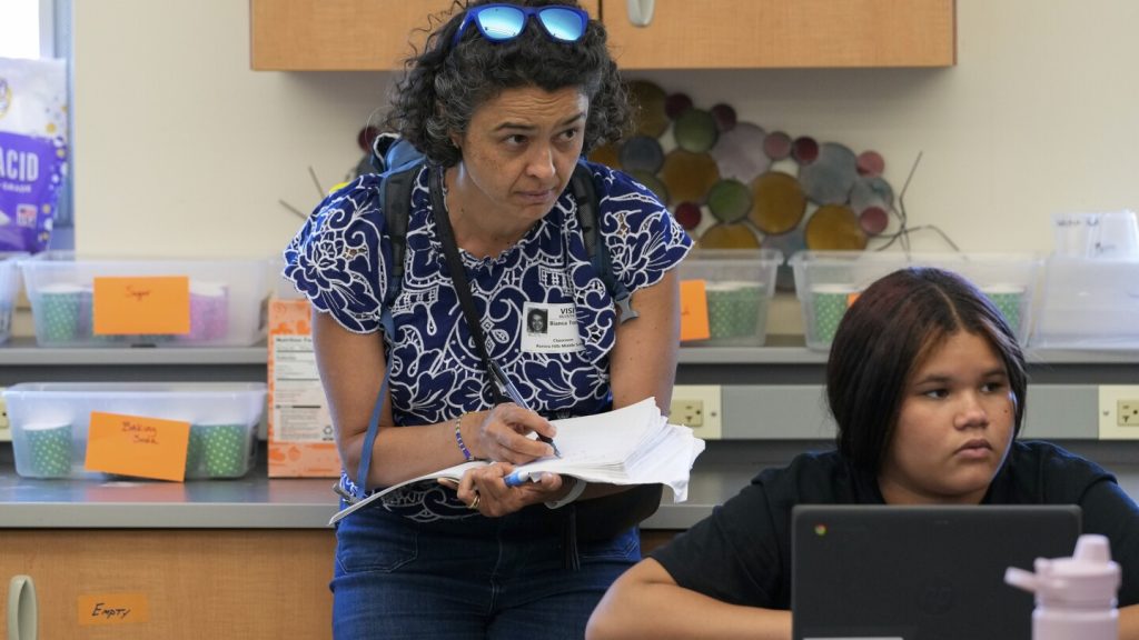 الحصول على القصة: كيف قام أحد مراسلي وكالة أسوشييتد برس بتأريخ قصة حساسة عن المدرسة والإخلاء