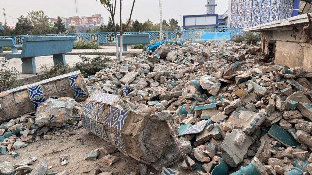 الناجون من زلزال أفغانستان يواجهون البرد والمطر وسط الأنقاض